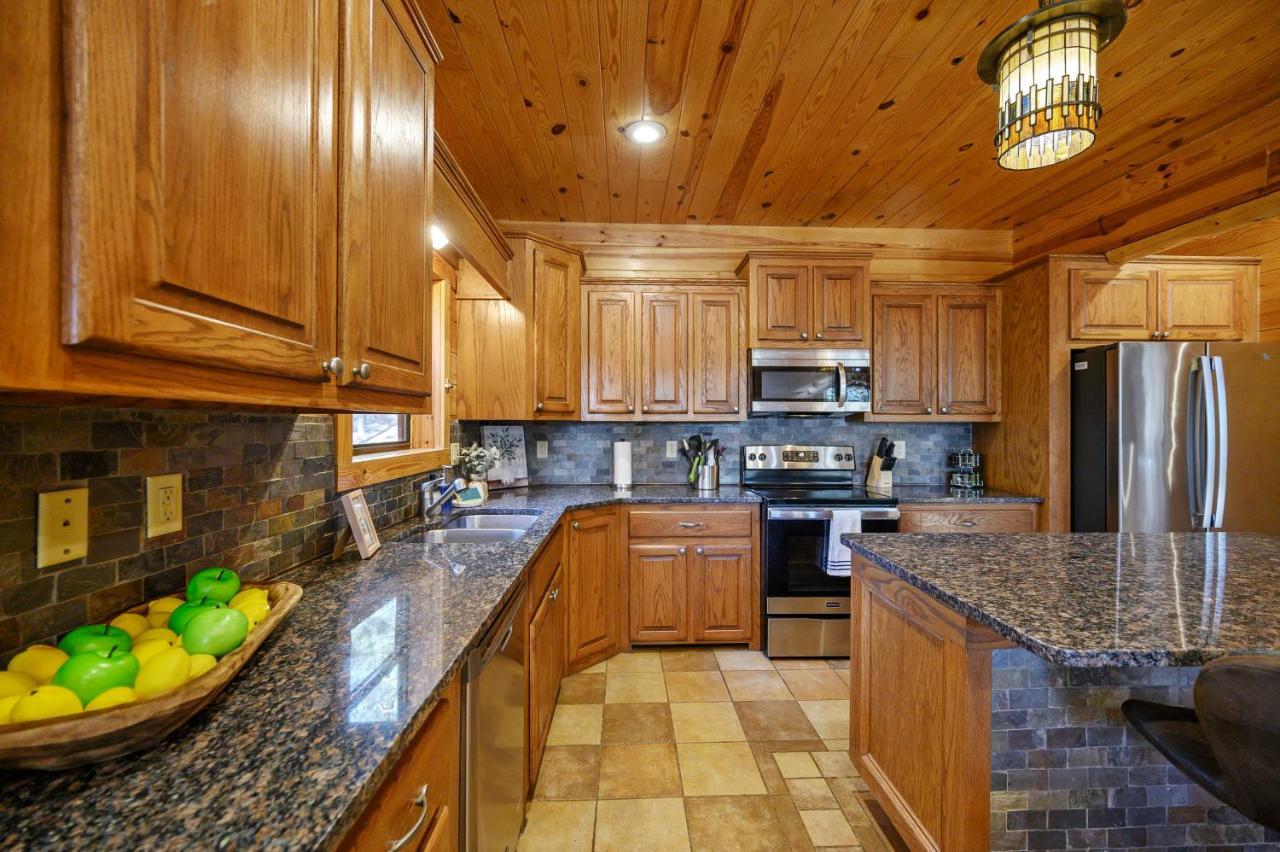 The Eastwood Spacious Retreat With 4 King En-Suites - Hot Tub - Pet-Friendly - Cozy Fire Pit - Prime Location - Multi-Family Broken Bow Exteriér fotografie