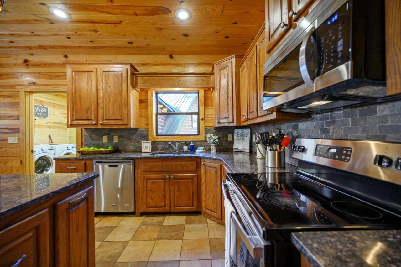 The Eastwood Spacious Retreat With 4 King En-Suites - Hot Tub - Pet-Friendly - Cozy Fire Pit - Prime Location - Multi-Family Broken Bow Exteriér fotografie