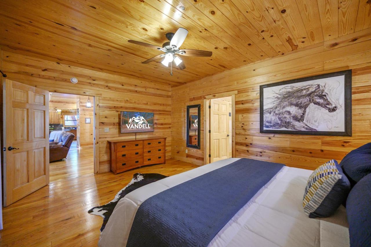 The Eastwood Spacious Retreat With 4 King En-Suites - Hot Tub - Pet-Friendly - Cozy Fire Pit - Prime Location - Multi-Family Broken Bow Exteriér fotografie