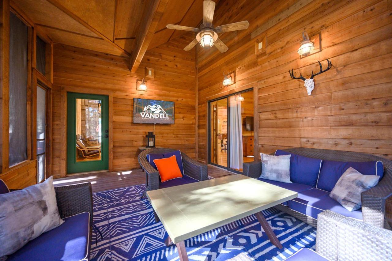 The Eastwood Spacious Retreat With 4 King En-Suites - Hot Tub - Pet-Friendly - Cozy Fire Pit - Prime Location - Multi-Family Broken Bow Exteriér fotografie