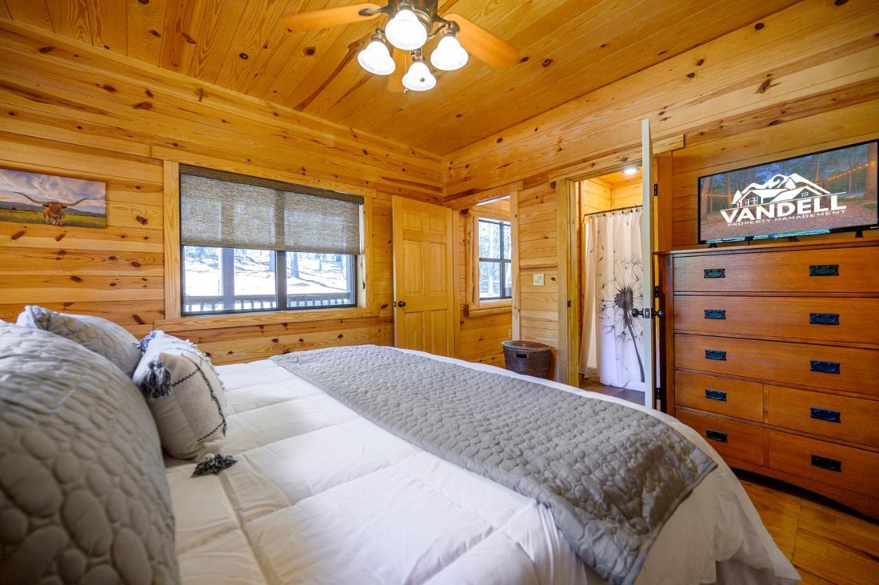 The Eastwood Spacious Retreat With 4 King En-Suites - Hot Tub - Pet-Friendly - Cozy Fire Pit - Prime Location - Multi-Family Broken Bow Exteriér fotografie