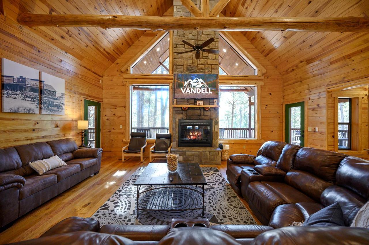 The Eastwood Spacious Retreat With 4 King En-Suites - Hot Tub - Pet-Friendly - Cozy Fire Pit - Prime Location - Multi-Family Broken Bow Exteriér fotografie