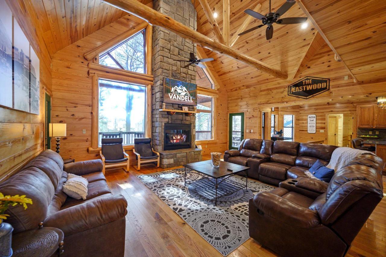 The Eastwood Spacious Retreat With 4 King En-Suites - Hot Tub - Pet-Friendly - Cozy Fire Pit - Prime Location - Multi-Family Broken Bow Exteriér fotografie