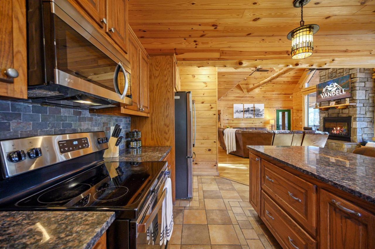The Eastwood Spacious Retreat With 4 King En-Suites - Hot Tub - Pet-Friendly - Cozy Fire Pit - Prime Location - Multi-Family Broken Bow Exteriér fotografie